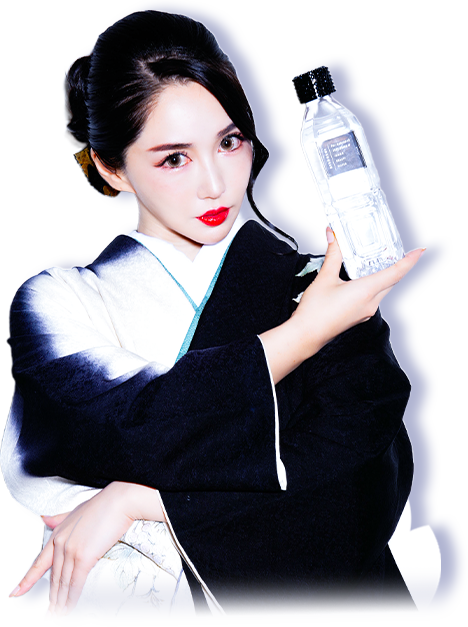 美粧水を持つ女性